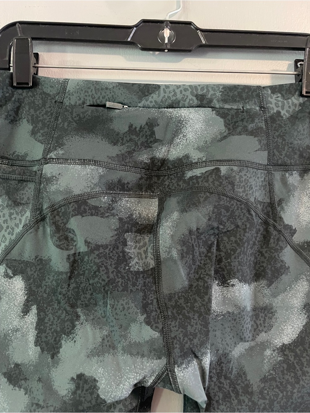 Sweaty Betty Power 6" Biker Shorts Green Terrain Camo Print Size 8 - Picture 4 of 6